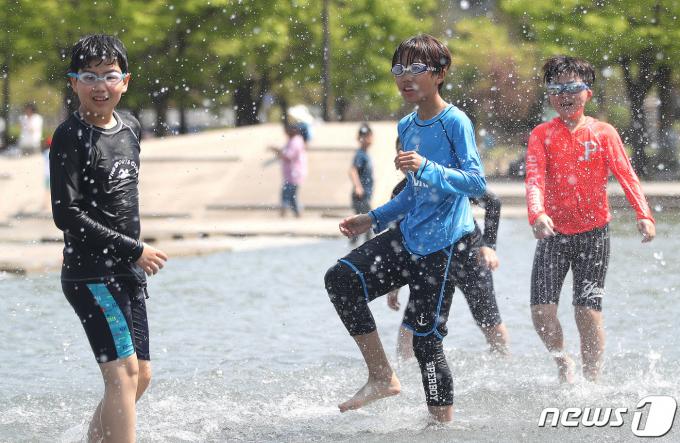[사진] '더위 식히는 물놀이'