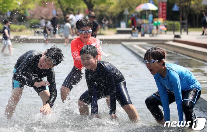 [사진] '더위야 가라'