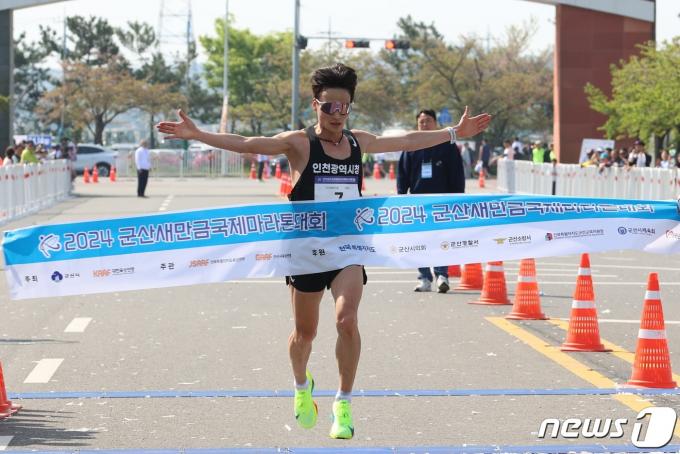 김재민이 4일 군산새만금국제마라톤대회'에서 2시간20분12초의 기록으로 우승을 차지했다.(대한육상연맹제공)