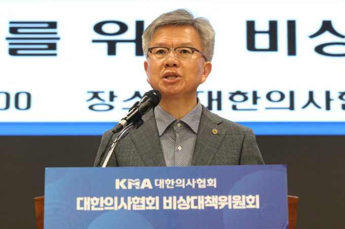 최근 박단 비대위원장이 자신의 SNS에 의대 교수들을 착취 사슬 관리자라고 표현하는 글을 올리면서 논란이 일고 있는 가운데 김택우가 경청할 필요성이 있다고 전했다.  김택우 의협 비상대책위원장이 9일 오후 서울 용산구 대한의사협회 회관에서 가진 의대정원 증원 저지를 위한 비대위 브리핑에서 최근 불거진 의협 내부 갈등과 관련해 입장을 밝히고 잇는 모습으로 기사와 무관. /사진=뉴스1
