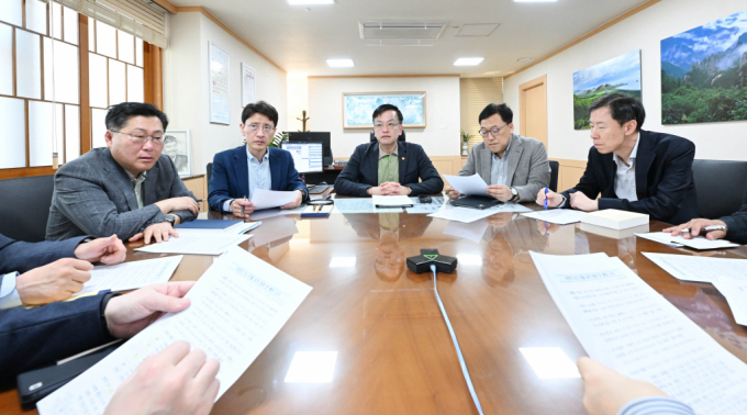 (최상목 경제부총리 겸 기획재정부 장관이 14일 서울 종로구 정부서울청사에서 이란의 이스라엘 공습에 따라 기재부 주요 간부들이 참석한 대외경제점검회의를 주재, 중동사태 동향을 점검하고 대응 방향을 논의하고 있다./사진=기재부 제공
