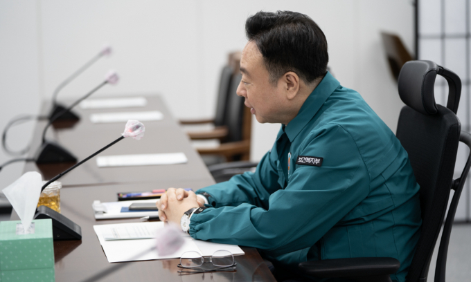 정부가 의료기관 종사자 인권비를 위해 국고보조금 교부신청 기한을 12일에서 17일까지로 연장한다. 조규홍 보건복지부 장관이 9일 서울 종로구 정부서울청사에서 의사 집단행동 중앙사고수습본부 회의를 주재하고 있는 모습으로 기사와 무관. /사진=뉴스1