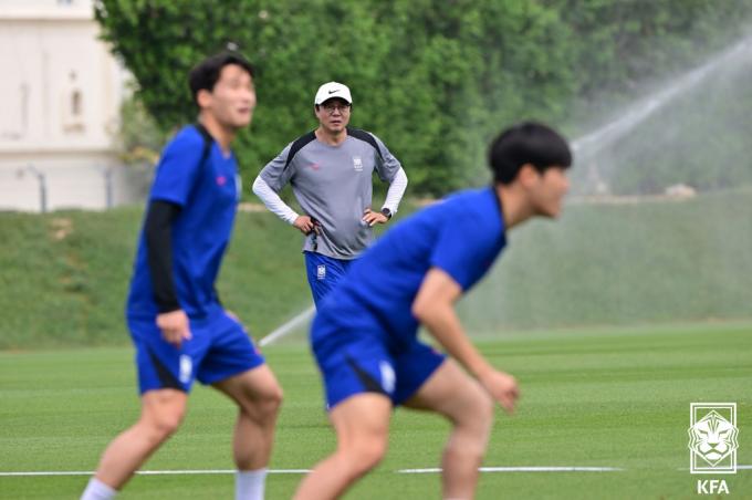 [사진] 황선홍 감독 '매의 눈으로'