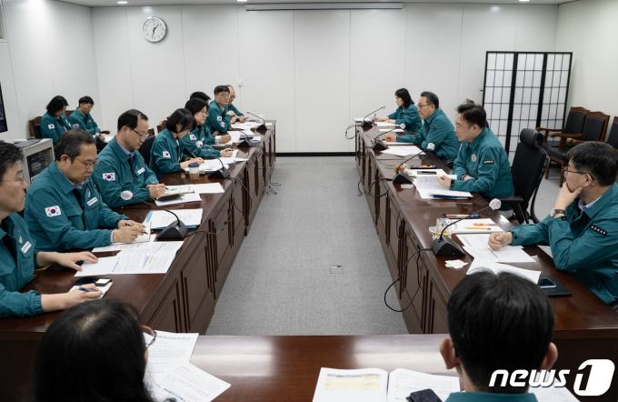 [사진] 의사 집단행동 중수본 회의 주재하는 조규홍 장관