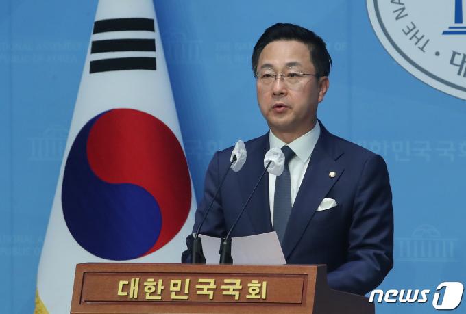박성준 더불어민주당 대변인이 14일 오후 서울 여의도 국회 소통관에서 논평을 갖고 윤석열 대통령의 '채 상병 특검법’ 즉각 수용을 촉구하고 있다. 2024.4.14/뉴스1 ⓒ News1 임세영 기자