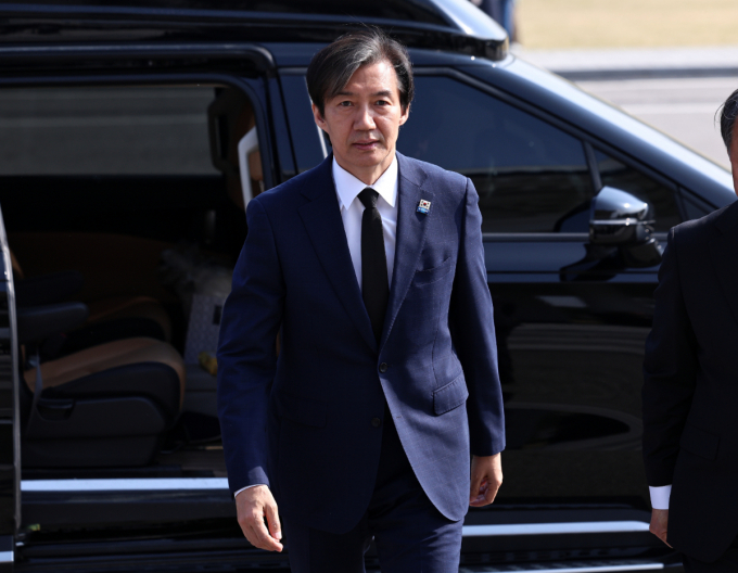 조국이 자신의 SNS를 통해 대통령과의 만남을 희망한다고 밝힌 가운데 대통령실 관계자는 "내부 인적 쇄신이 먼저"라며 선을 그었다. 조국 조국혁신당 대표가 12일 오전 비례대표 당선인들과 함께 현충탑 참배를 위해 서울 동작구 국립서울현충원에 도착하고 있는 모습으로 기사와 무관. /사진=뉴스1