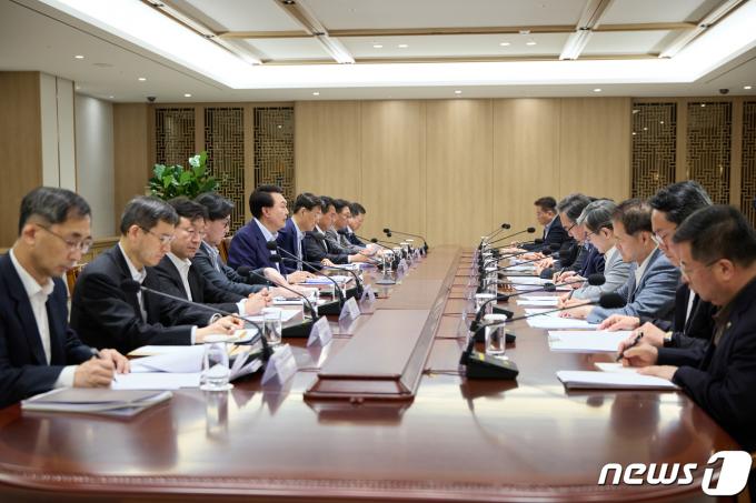 [사진] 윤 대통령, 중동 사태 긴급 경제·안보 점검회의