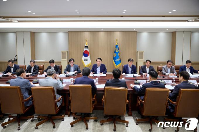 [사진] 윤 대통령, 중동 사태 긴급 경제·안보 점검회의