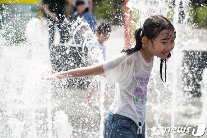 [사진] 연일 이어진 초여름 더위에 '물놀이하기 딱'