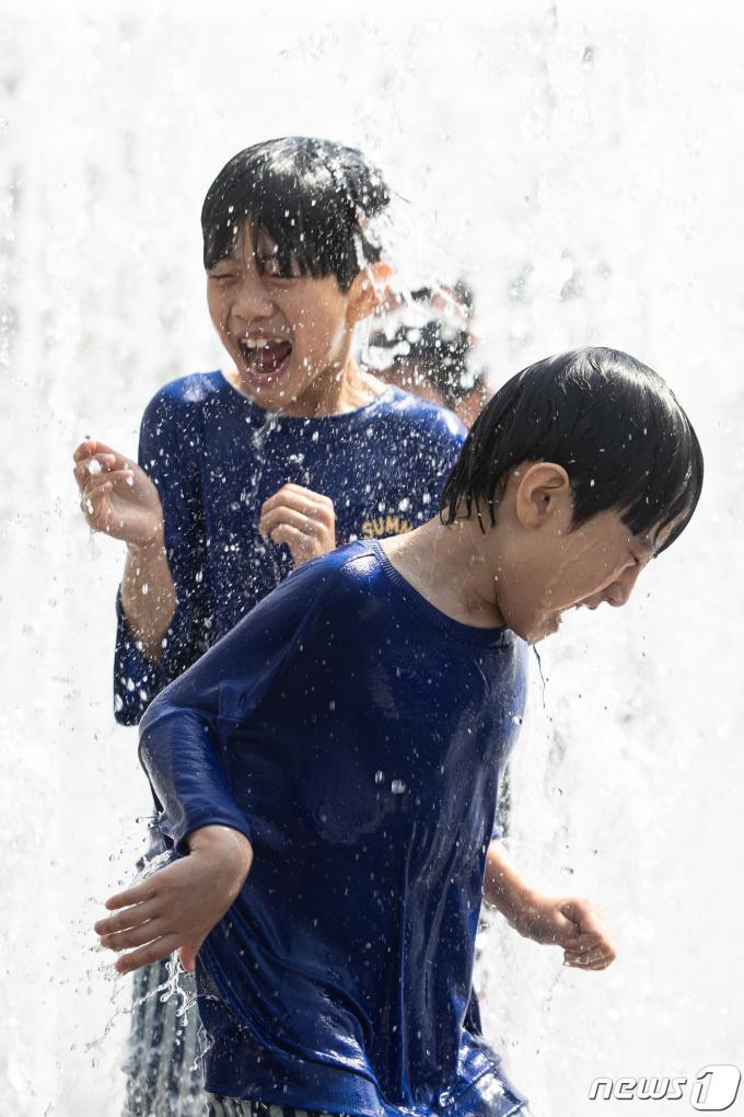 [사진] '물놀이가 필요한 날씨'