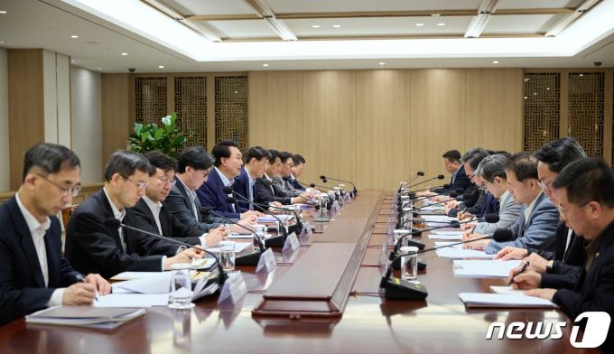[사진] 윤 대통령, 중동 사태 긴급 경제·안보 점검회의