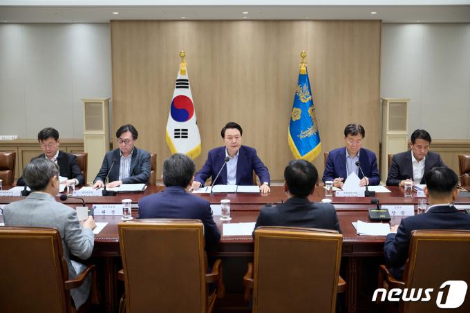 [사진] 중동 사태에 긴급 회의 연 윤석열 대통령