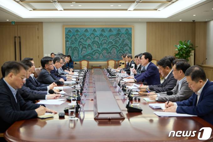 [사진] 윤석열 대통령, '이란·이스라엘 사태' 긴급 경제 안보회의