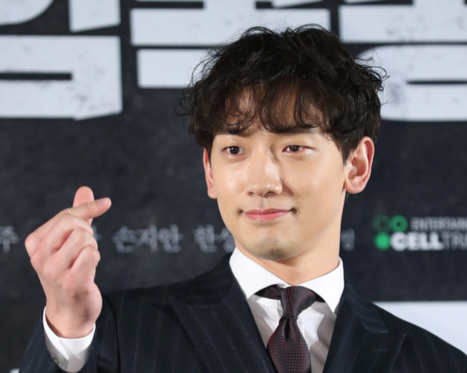 비가 김태희와 2017년 결혼한 이후 슬하에 두 딸을 두고 있는 가운데 새로운 소식을 전하겠다고 밝혔다. 배우 정지훈(비)가 8일 오후 서울 롯데시네마 월드타워 씨네파크에서 열린 영화 ‘자전차왕 엄복동' 쇼케이스에 참석해 포즈를 취하고 있는 모습으로 기사와 무관. /사진=뉴스1 