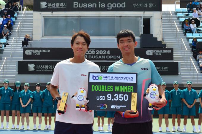 2024 부산오픈 복식에서 우승을 한 남지성(왼쪽)과 레이 호. (부산오픈조직위원회 제공)