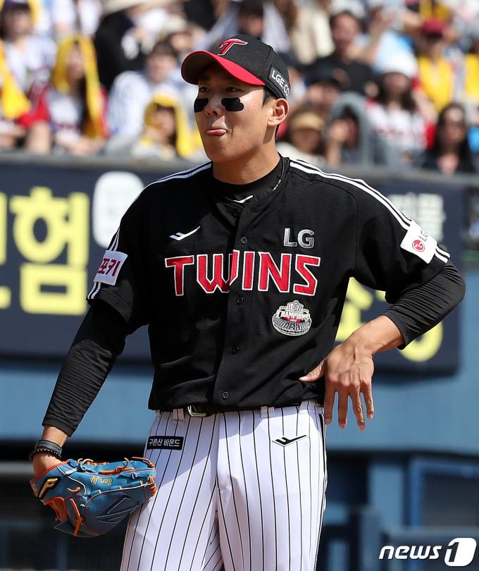 14일 오후 서울 송파구 잠실야구장에서 열린 프로야구 '2024 신한 SOL 뱅크 KBO리그' 두산 베어스와 LG 트윈스의 경기에서 1회말 두산 공격 1사 주자 2루 상황 LG 선발투수 손주영이 폭투를 한 뒤 아쉬워하고 있다. 2024.4.14/뉴스1 ⓒ News1 이승배 기자