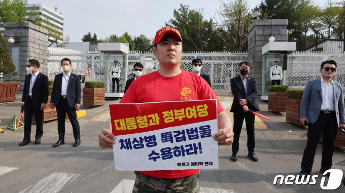 [사진] 대통령실 앞 채상병 특검법 촉구 1인시위