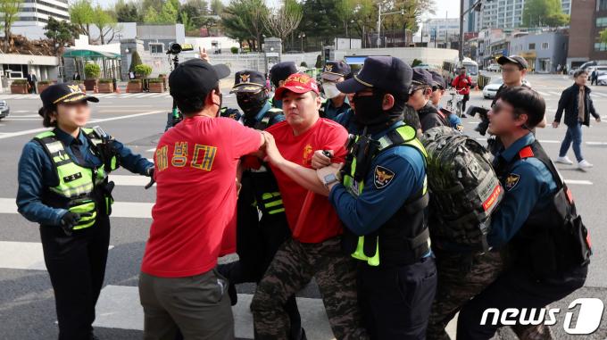[사진] 대통령실앞 경찰에 제지 당하는 해병대 예비역