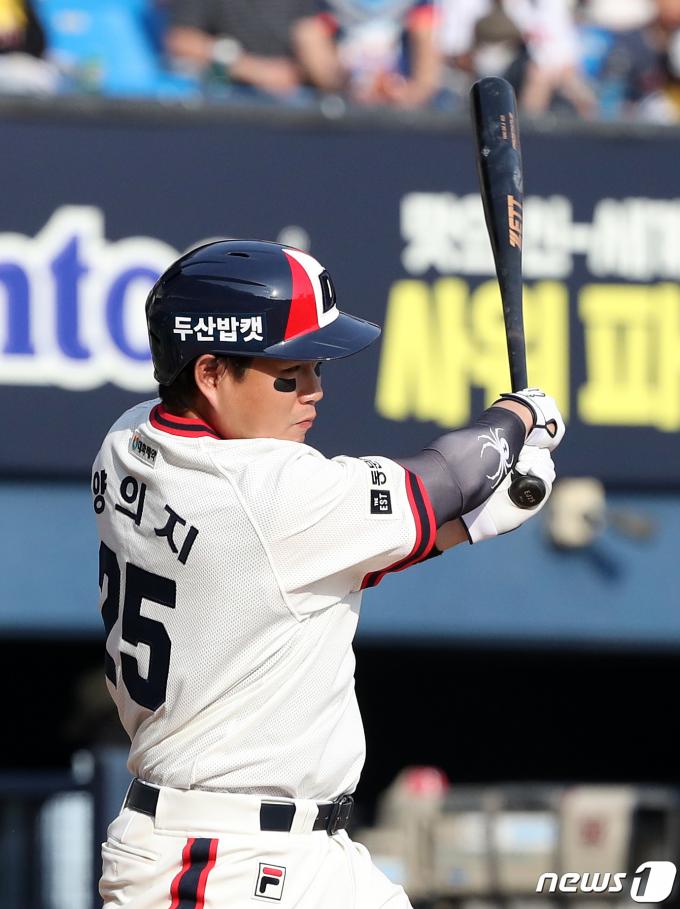 14일 오후 서울 송파구 잠실야구장에서 열린 프로야구 '2024 신한 SOL 뱅크 KBO리그' 두산 베어스와 LG 트윈스의 경기에서 7회말 두산 공격 무사 주자 2,3루 상황 양의지가 2타점 적시타를 치고 있다. 2024.4.14/뉴스1 ⓒ News1 이승배 기자