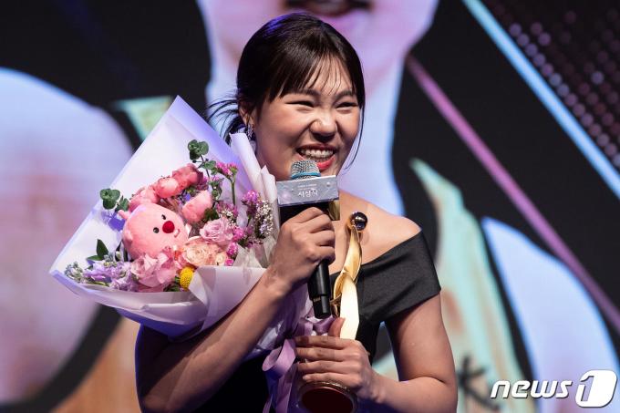 우리은행 박지현이 4일 서울 여의도 63컨벤션센터에서 열린 우리은행 우리WON 2023-2024 여자프로농구 시상식에서 BEST 5 가드에 선정된 후 수상 소감을 밝히고 있다. 2024.4.4/뉴스1 ⓒ News1 유승관 기자