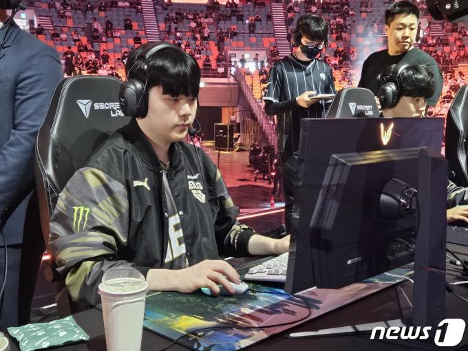 14일 서울 송파구 올림픽공원에 위치한 KSPO돔에서 열린 '2024 LCK 스프링 결승진출전' 경기 시작 전 '캐니언' 김건부 선수가 장비를 조정하는 모습 2024.4.14/뉴스1 ⓒ News1 박소은 기자