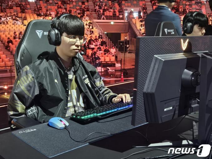 14일 서울 송파구 올림픽공원에 위치한 KSPO돔에서 열린 '2024 LCK 스프링 결승진출전' 경기 시작 전 '기인' 김기인 선수가 장비를 조정하는 모습 2024.4.14/뉴스1 ⓒ News1 박소은 기자