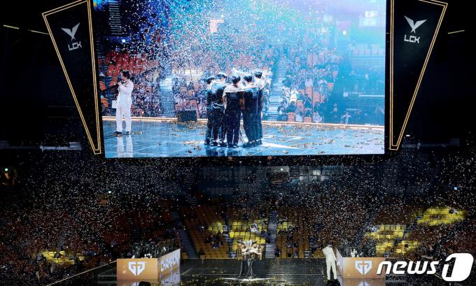 [사진] 젠지, T1 누르고 LCK 스프링 우승