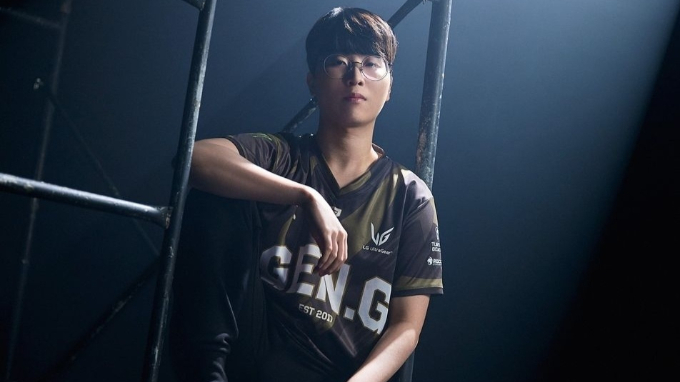 '기인' 김기인(젠지)이 지난 14일 T1과의 2024 LCK 스프링 결승에서 3-2로 승리하면서 첫 LCK 트로피를 들어 올렸다. 사진은 김기인이 젠지 유니폼을 입은 모습. /사진=젠지 공식 인스타그램