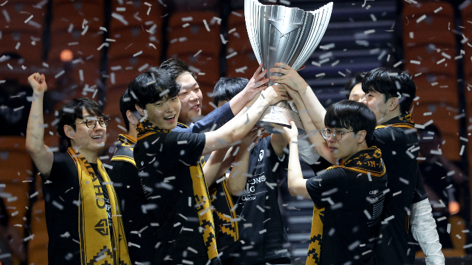 젠지는 지난 14일 LCK 우승을 차지하면서 역대 최초 4연속 우승이라는 업적을 달성했다. 사진은 이날 젠지 선수들이 우승 트로피를 들어 올리며 기뻐하는 모습. /사진=뉴스1