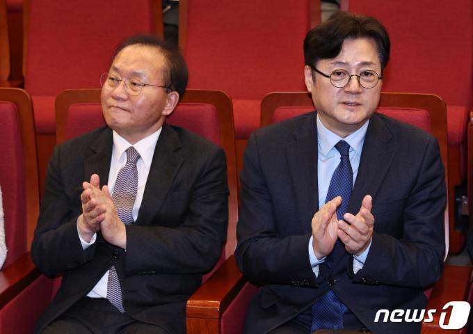 윤재옥 국민의힘 원내대표(왼쪽)와 홍익표 더불어민주당 원내대표가 20일 오후 서울 여의도 국회도서관에서 열린 국회도서관 개관 72주년 기념행사에 참석해 손뼉을 치고 있다. 2024.2.20/뉴스1 ⓒ News1 구윤성 기자
