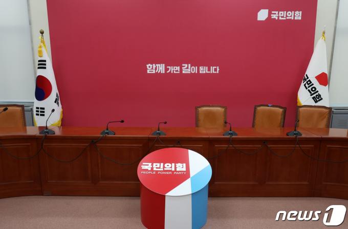 12일 서울 여의도 국민의힘 회의실이 한산한 모습을 보이고 있다. 2024.4.12/뉴스1 ⓒ News1 송원영 기자