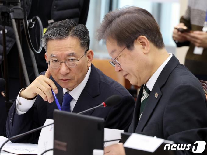 더불어민주당 이재명 대표와 정성호 의원 2023.11.23/뉴스1 ⓒ News1 황기선 기자