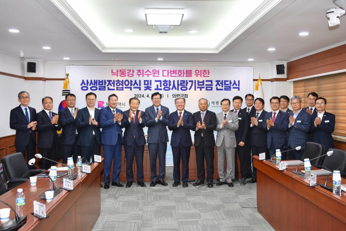 박형준 부산시장(왼쪽 일곱번째)이 12일 의령군청에서 오태완 의령군수(왼쪽 여덟번째)와 맑은 물 공급을 위한 상생협약을 맺은 뒤 박수를 치고 있다./ 사진=부산시