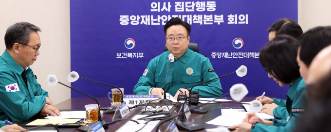 의료계가 의과대학 증원을 원점 재논의를 요구하고 정부 또한 의료개혁의 의지를 굽히지 않으면서 의대 증원을 둘러싼 정부와 의료계 갈등이 계속되고 있다. 조규홍 보건복지부 장관이이 15일 오전 세종시 정부세종청사에서 열린 의사집단행동 관련 중대본 회의를 주재하며 발언하고 있다. /사진=뉴스1