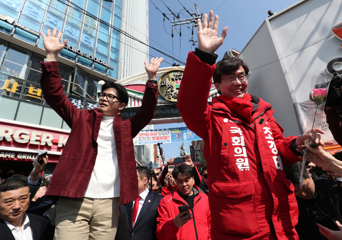 조경태 국민의힘 의원이 15일 MBC '라디오 김종배의 시선집중'과의 인터뷰에서 해병대 채 상병 특검에 동의한다는 입장을 밝혔다. 사진은 지난달 14일 부산 시민들에게 인사를 건네는 조 의원(오른쪽). /사진=뉴스1