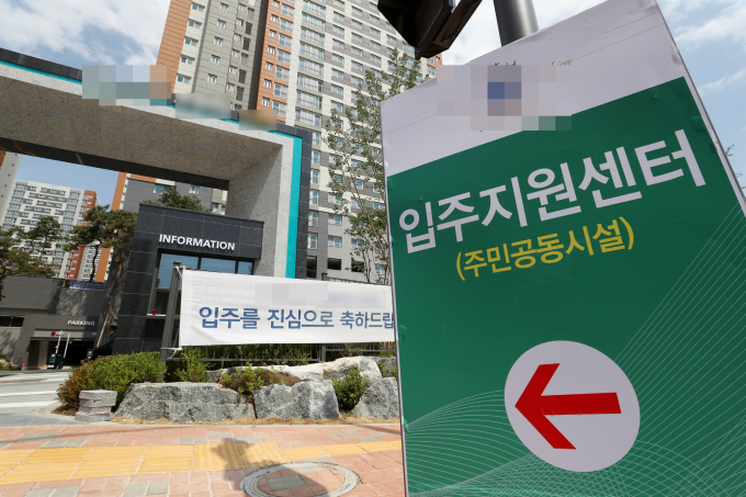 내부 공사가 끝나지 않은 아파트에서는 입주예정자가 사전점검을 진행할 수 없도록 하는 내용의 주택법 시행령 및 시행규칙 개정안이 입법예고 된다. 사진은 최근 입주가 진행된 수도권의 한 아파트. /사진=뉴스1