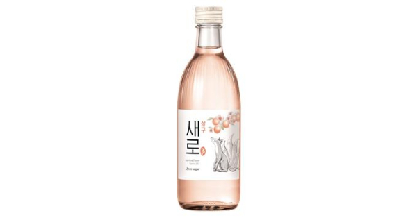 롯데칠성음료가 출시한 '새로 살구'는 소주의 쓴맛은 줄이고 상큼함을 더한 제로 슈거 소주다. /사진=롯데칠성음료 제공. 