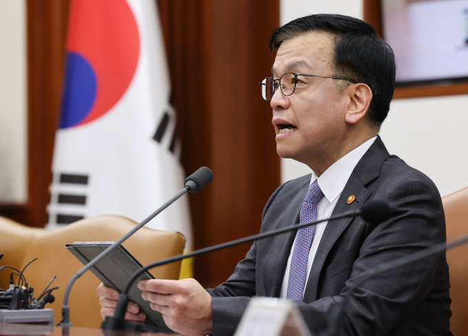 최상목 경제부총리 겸 기획재정부 장관이 15일 서울 종로구 정부서울청사에서 열린 비상경제장관회의에서 모두발언을 하고 있다. / 사진=뉴스1 허경 기자 