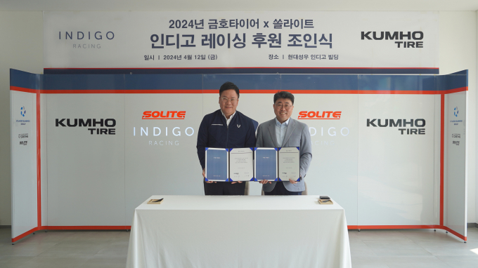  (오른쪽부터) 금호타이어 G.마케팅담당 윤장혁 상무와 현대성우쏠라이트 고장환 레이싱 담당 이사가  후원 조인식을 실시하며 사진 촬영을 하고 있다.  /사진=금호타이어