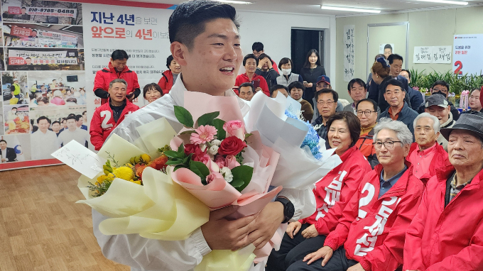 김재섭 국민의힘 당선인이 15일 YTN 라디오 '뉴스킹입니다'에 출연해 당대표 출마 가능성에 대해 선을 그었다. 사진은 지난 11일 서울 도봉구갑 당선을 확정하고 기뻐하는 김 당선인. /사진=뉴스1(김 당선인 제공)
