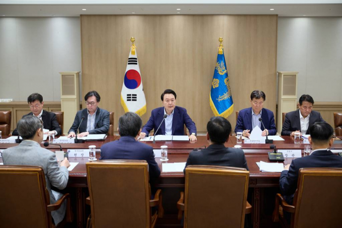 대통령실 고위 관계자가 법률수석비서관실 신설 가능성에 대해 언급했다. 사진은 지난 14일 용산 대통령실에서 중동 사태에 따른 긴급 경제·안보 점검회의를 주재하고 있는 윤석열 대통령. /사진= 대통령실 제공 