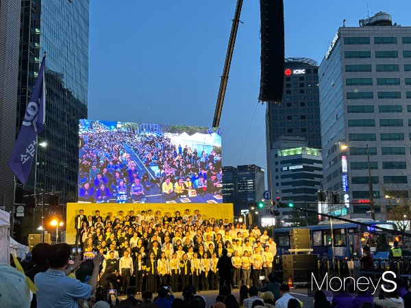  304명의 희생자를 낳은 4·16 세월호 참사가 10주기를 맞은 가운데 유족·생존자·시민은 각기 다른 방식으로 그날을 기억하고 있다. 사진은 행사에 참석한 서울시민 대합창단의 모습. /사진= 김가현 기자 