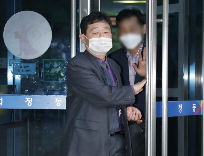검찰이 허인회 전 녹색드림협동조합 이사장의 도청탐지 장비업체 납품 청탁 혐의를 징역형 집행유예로 판결한 1심에 불복해 항소했다. 사진은 지난 2021년 5월28일 오후 서울북부지법에서 열린 무선도청탐지장치 납품청탁 사건 공판을 마치고 법원을 나서고 있는 허 전 이사장. /사진=뉴스1