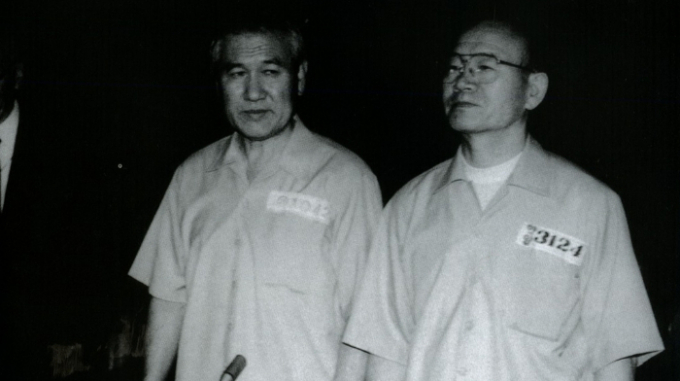 1997년 4월17일 대법원은 내란죄, 뇌물수수 등 혐의로 재판에 넘겨진 전두환 전 대통령과 노태우 전 대통령에게 각각 무기징역과 징역 17년을 확정했다. 사진은 지난 1996년 8월26일 서울중앙지법에서 열린 1심 재판에 전두환(오른쪽)과 노태우 전 대통령이 서로 손을 잡고 선고를 기다리는 모습. /사진=뉴스1