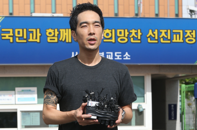  그룹 룰라 출신 가수 고영욱이 함께 룰라로 활동했던 이상민의 69억원 빚 청산 소식을 언급하며 근황을 밝혔다. 사진은 지난 2015년 7월  구로구 천왕동 서울남부교도소에서 복역을 마친 뒤 만기 출소한 그룹 룰라 출신 고영욱. /사진=머니투데이