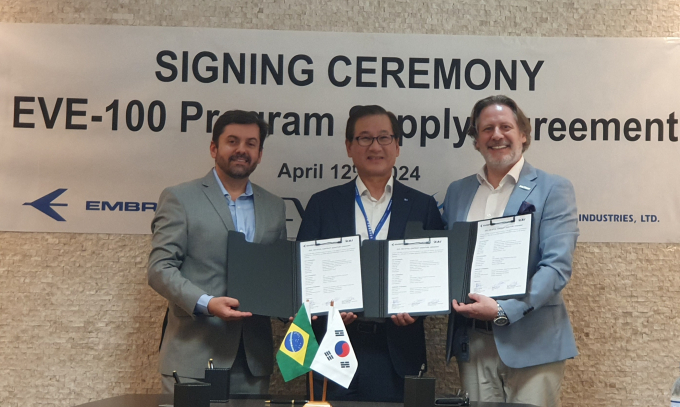 한국항공우주산업(KAI)이 지난 12일 브라질 이브에어모빌리티와 전기 수직이착륙기(eVTOL) 구조물 공급 계약을 체결했다.  강구영 KAI 사장(가운데)이 이브에어모빌리티 모회사인 엠브라에르의 로베르토 차베스 EVP(왼쪽), 요한 보르데이스 이브에어모빌리티 CEO 등과 기념사진을 찍고 있다./사진제공=KAI