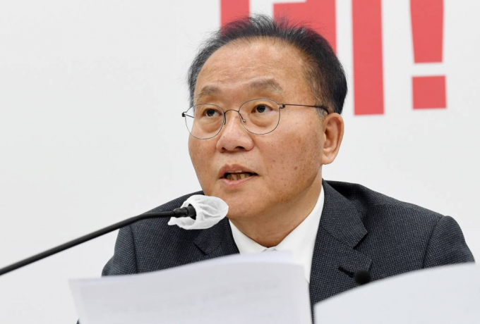 윤재옥 국민의힘 원내대표가 '채 상병 특검법'과 관련해 양당 원내대표의 논의 가능성에 대해 언급했다. 사진은 15일 오전 서울 여의도 국회에서 열린 4선 이상 국회의원 당선인 간담회에서 모두발언을 하고 있는 윤재옥 원내대표. /사진= 뉴시스 
