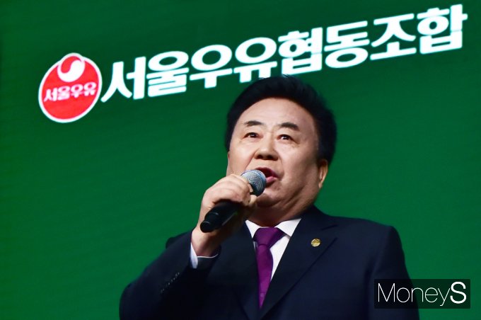 서울우유협동조합이 A2+ 우유를 출시했다. 15일 서울 용산구 그랜드 하얏트 서울에서 열린 '우유로 세상을 건강하게' 서울우유 A2+ 우유 출시 기자간담회에서 문진섭 서울우유협동조합장이 A2+ 우유와 서울우유의 비전에 대해 설명하고 있다. /사진=임한별 기자
