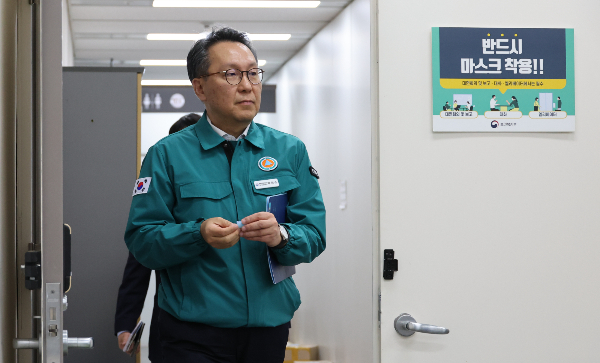 사직 전공의 1360명이 박민수 보건복지부 제2차관을 고위공직자범죄수사처에 고소하고 정부에 박 차관 경질을 요구하자 보건복지부가 "바람직하지 않다"며 유감을 표명했다. 박 차관이 지난 8일 오후 세종시 정부세종청사에서 열린 의사 집단행동 중앙재난안전대책본부 긴급 브리핑에 들어서고 있다. /사진=뉴시스