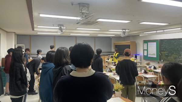 경기 안산시 단원구에는 '단원고 4·16 기억교실'이 마련돼 있다. 사진은 기억교실에서 해설을 듣고 있는 학생들. /사진=최문혁 기자